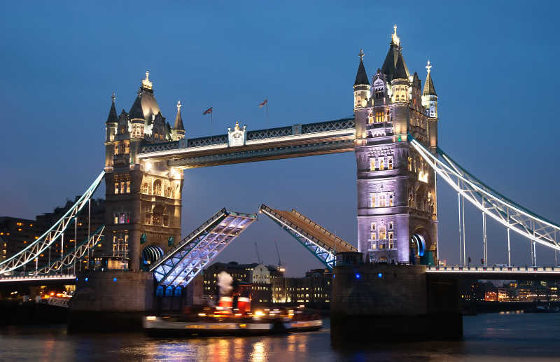 美丽的夜景灯光的伦敦塔桥