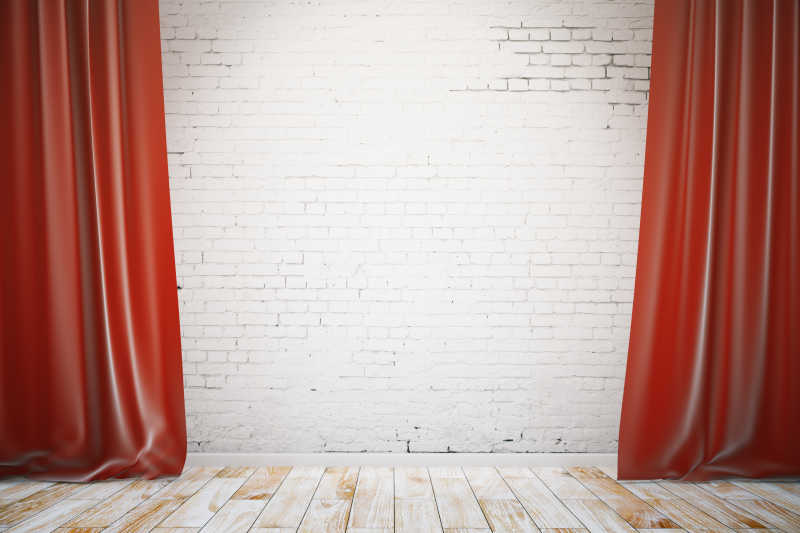 房间里白色的墙壁和红色窗帘