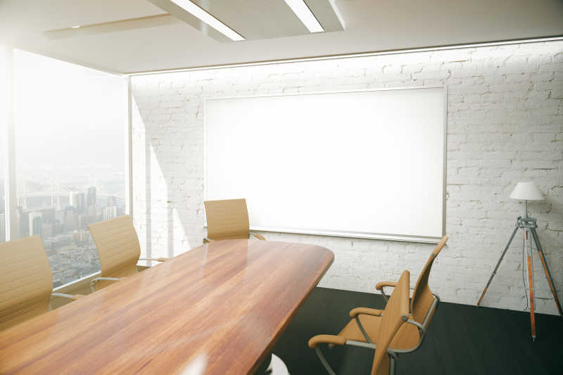 会议室里的棕色大桌子和白色墙壁