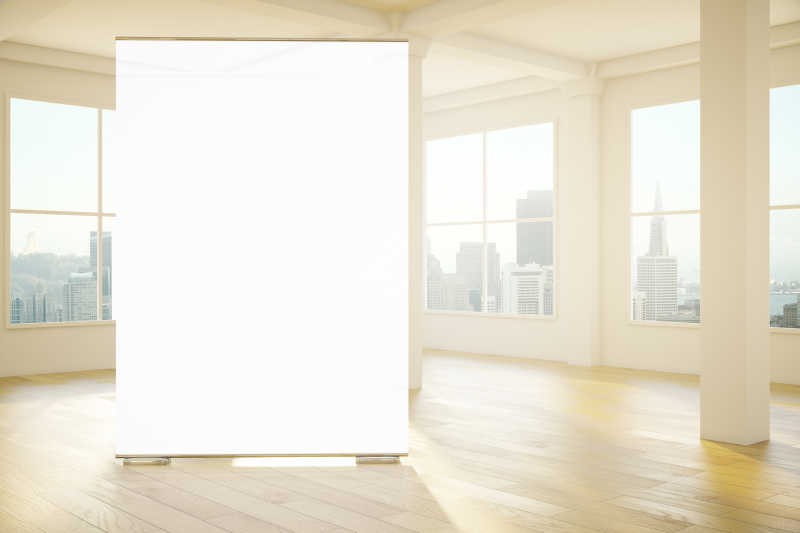 空荡的房间里巨大的空白广告牌