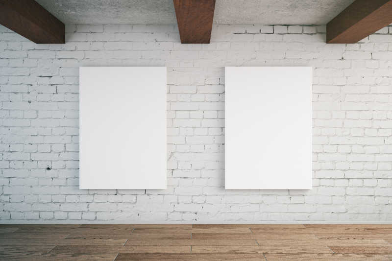 房间白色的砖墙上的两块空白的广告牌