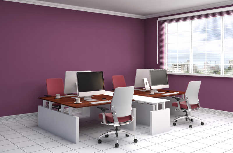 四面相对的紫色办公室内部
