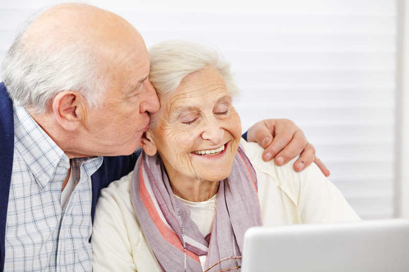电脑前幸福的一对甜蜜的老夫妇