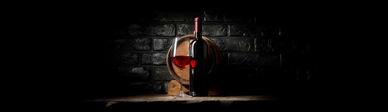 黑砖背景上的瓶装葡萄酒