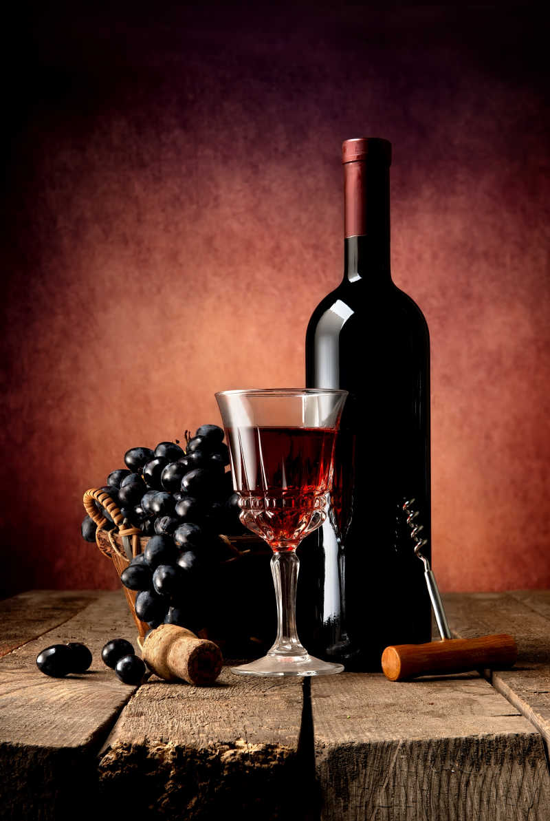 木桌上的葡萄酒和葡萄