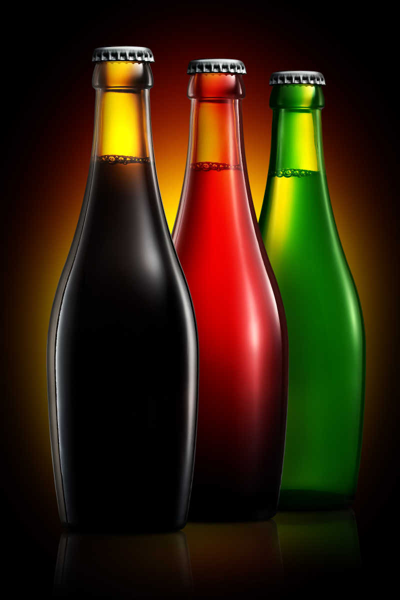 红绿黑三个玻璃啤酒瓶