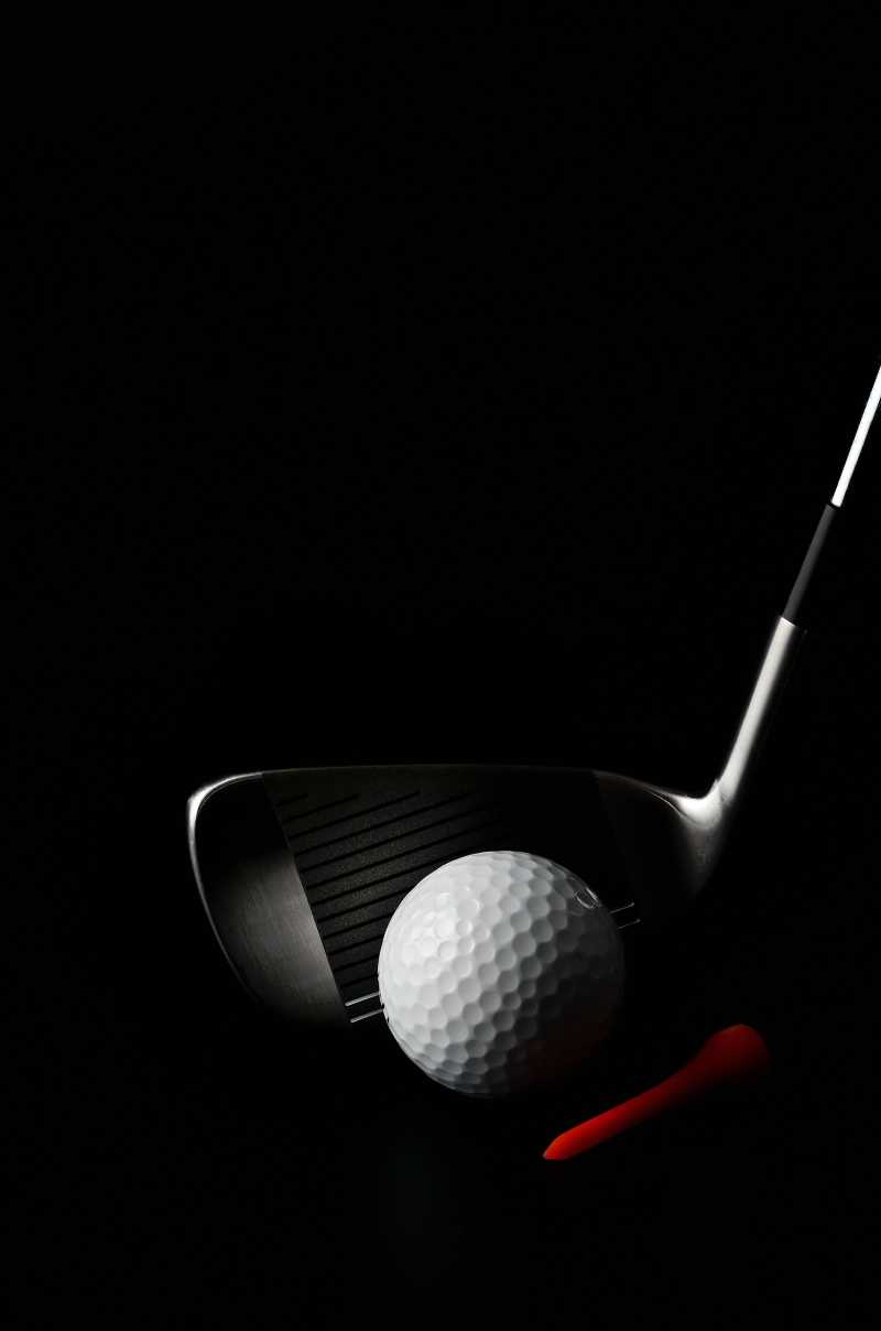 高尔夫球和球杆在黑暗中