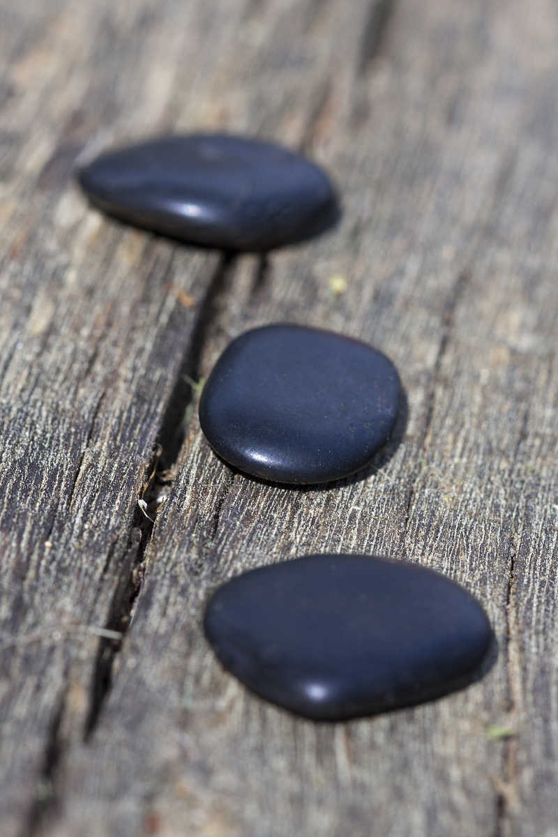 三块黑色的温泉石