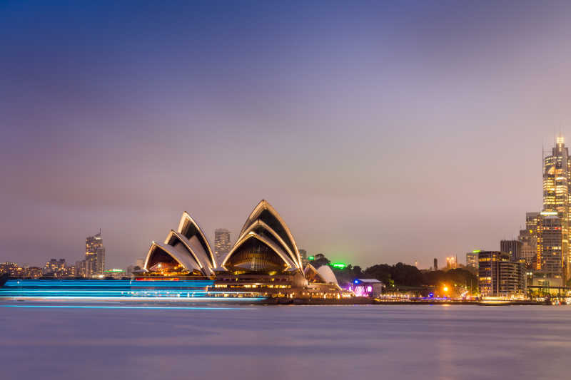 夜晚明亮的悉尼歌剧院