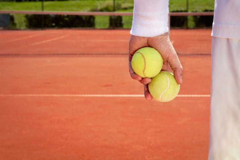 运动员手中黄色网球的特写