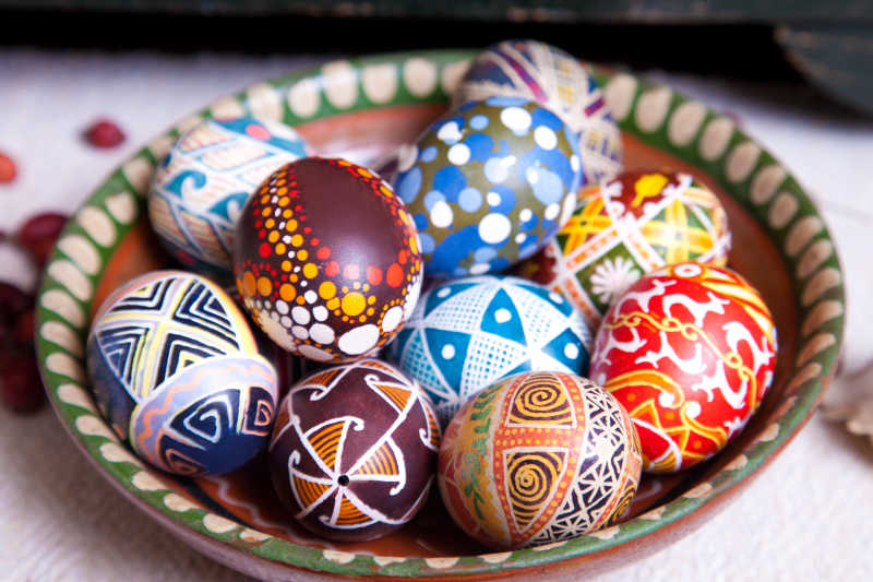桌上圆盘里乌克兰绘画风格的鸡蛋