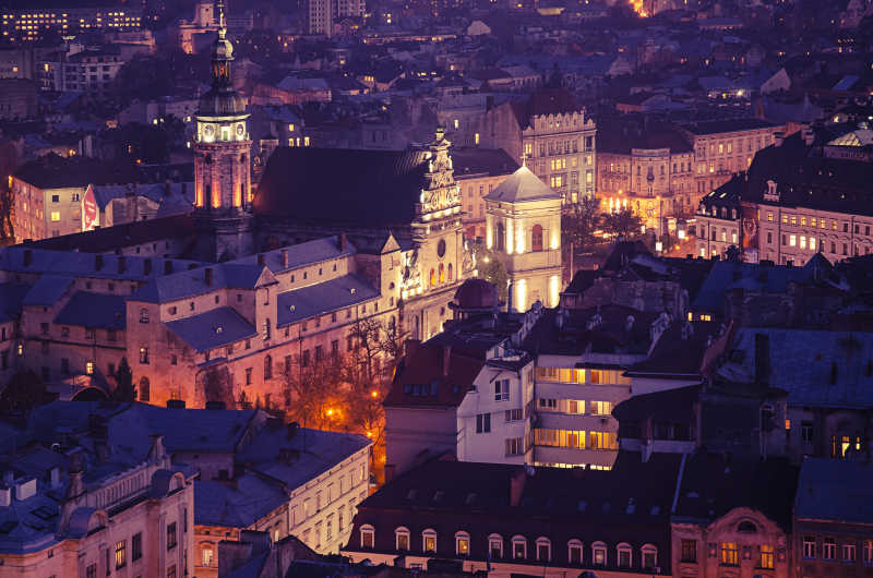 暗色背景下暮色降临的利沃夫城市景观