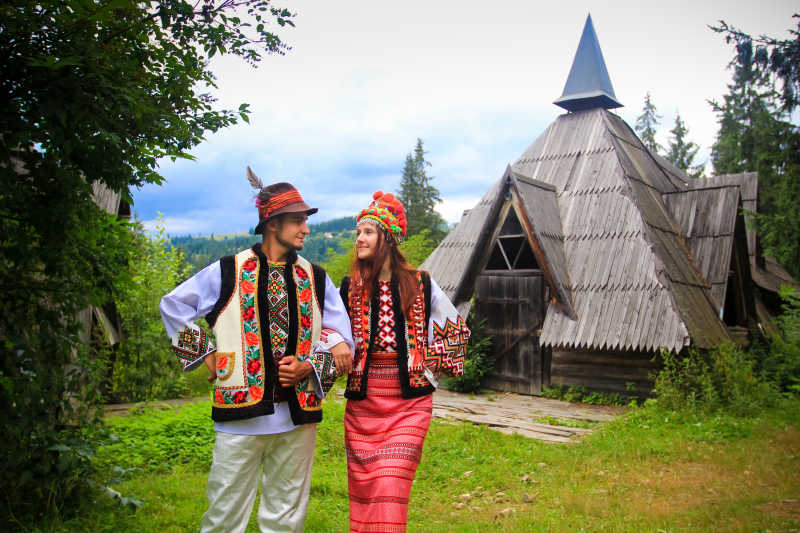 身着乌克兰西部传统胡图尔服饰的搭配的夫妇