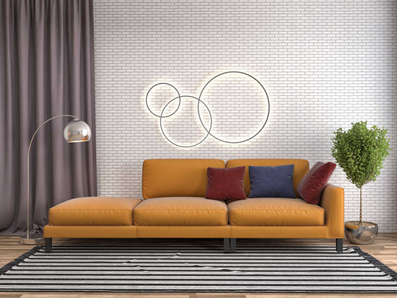 客厅沙发后砖墙上的圆环和沙发两旁的落地灯和绿植