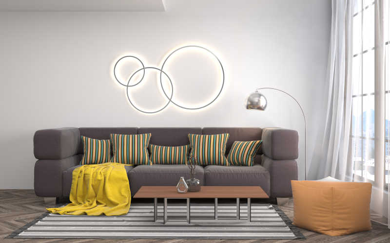 客厅沙发后背景墙的圆环装饰和沙发旁的落地灯