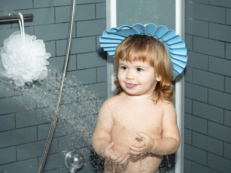 在淋浴的金发小男孩
