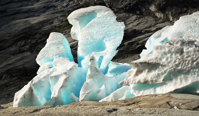 形状各异的蓝色冰山