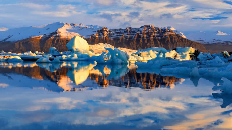 冰岛上形态各异的冰川