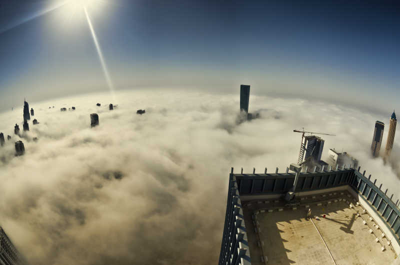 高楼大厦城市中的雾霾