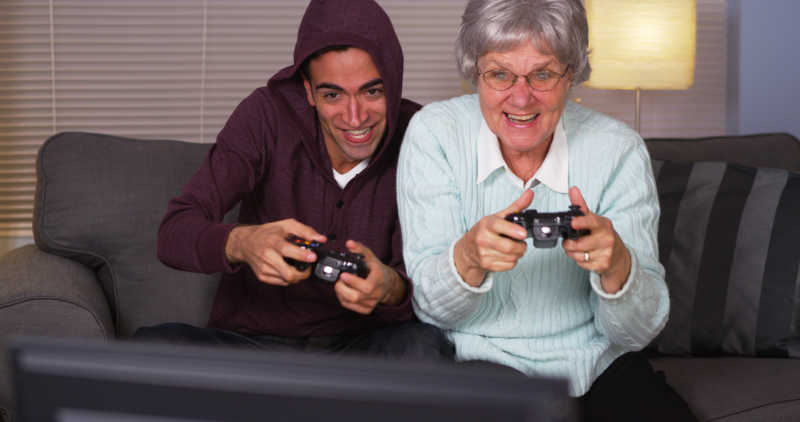西班牙裔孙子和祖母玩电子