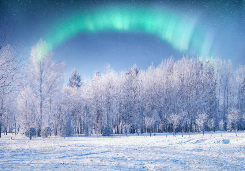 白天雪地上空的北极光