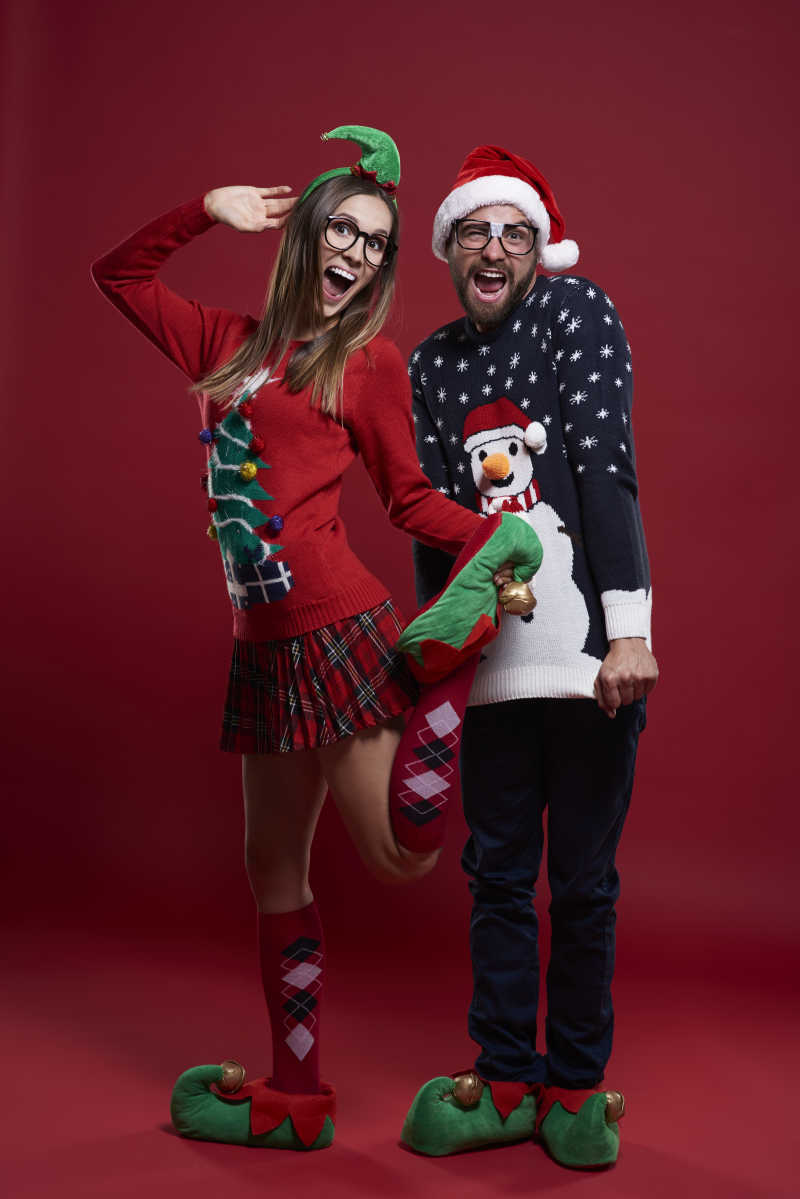 穿着可笑圣诞服装的年轻夫妇