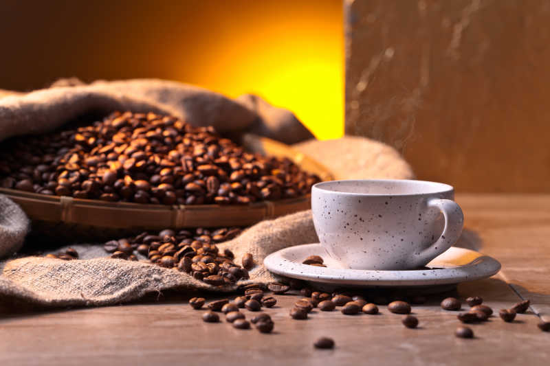 早晨的阳光照射下美味的新鲜咖啡豆和咖啡