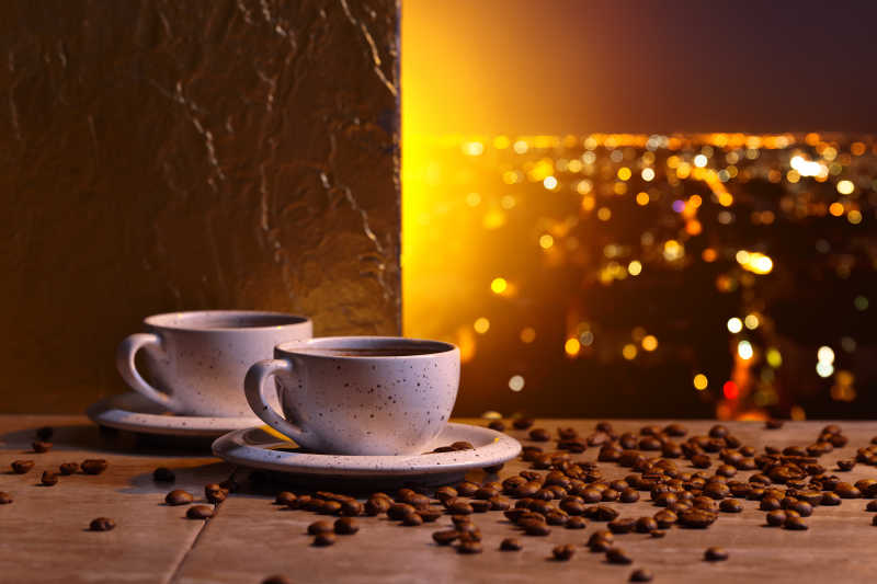 早晨的阳光下的两杯咖啡和木桌上散落的咖啡豆