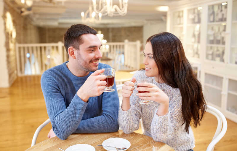甜蜜的夫妻在咖啡馆或饭店喝茶
