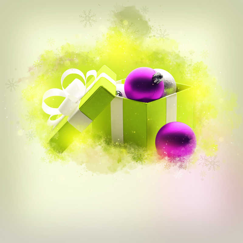 绿色礼品盒里的紫色装饰球