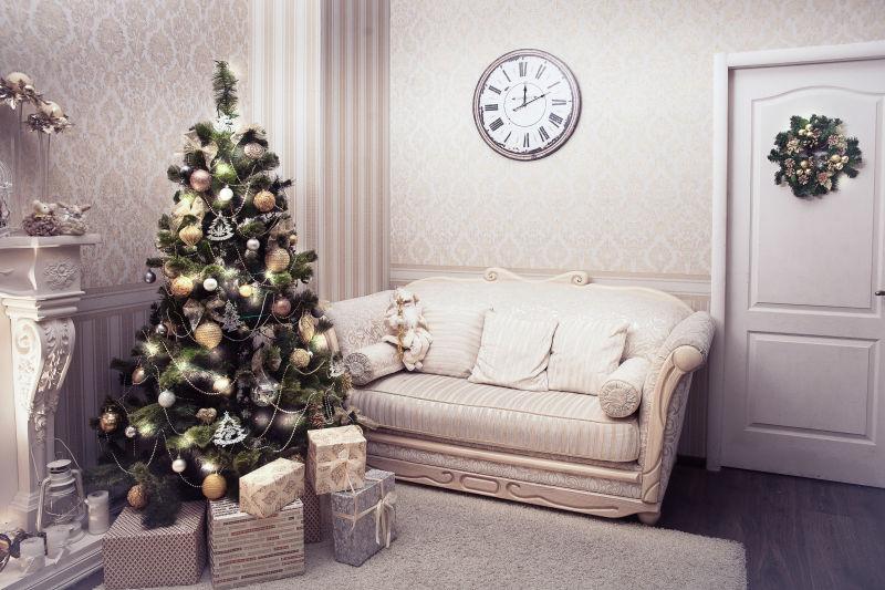 客厅放着圣诞树