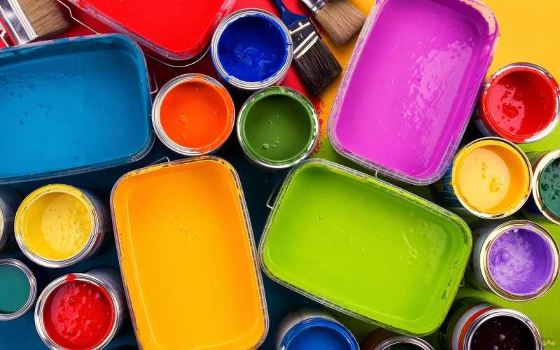 漆桶里不同颜色的油漆