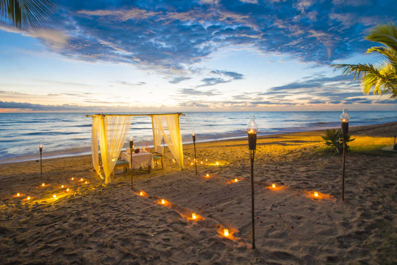 落日时分海滩上浪漫的晚餐