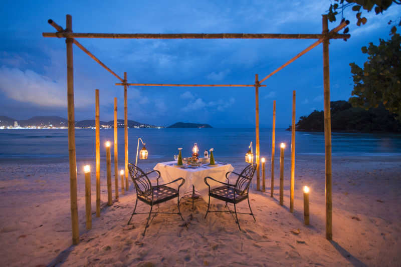 暮色中海滩上浪漫的晚餐