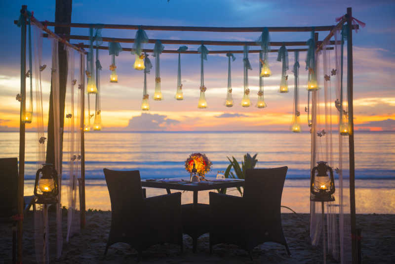 夕阳下海边的浪漫晚餐