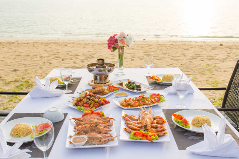 海滩桌子上摆着丰盛的美食