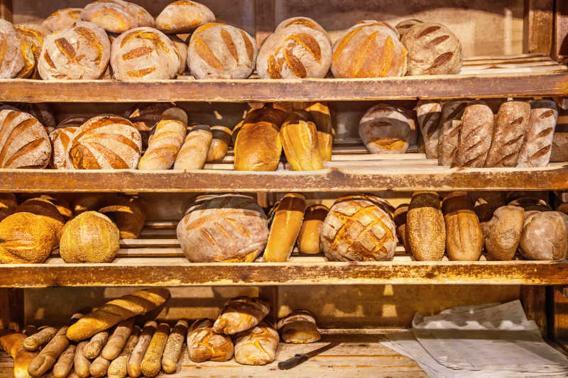 面包店里货架上摆放整齐的卡其色面包