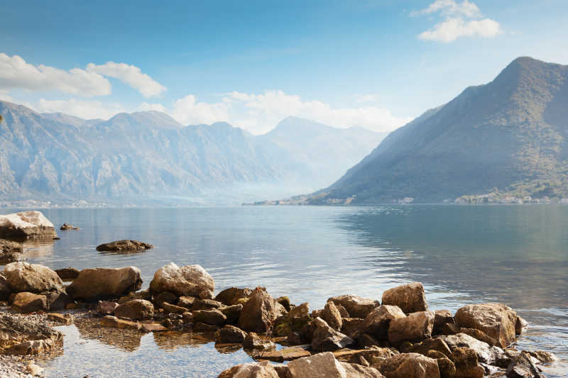 黑山湖水和岩石美景