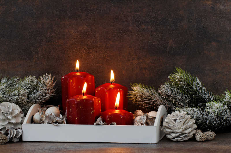 木桌上的可爱盆栽和红色蜡烛组