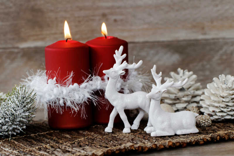 放在木桌上的庆祝圣诞节的蜡烛