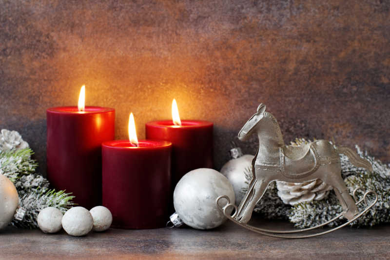 圣诞节风格的桌上装饰蜡烛