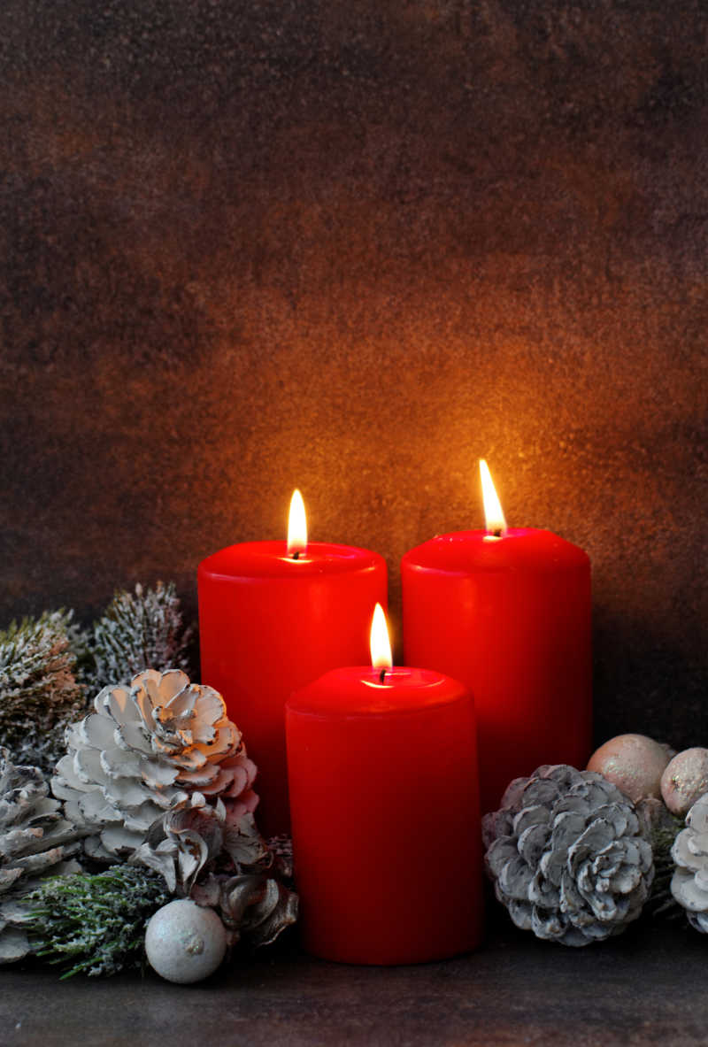 温馨的发着烛光的红色圣诞装饰蜡烛