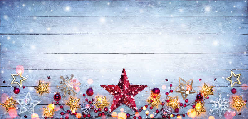 雪花背景木板边缘的圣诞框装饰
