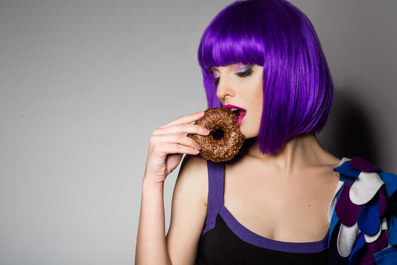 吃甜甜圈的紫发女孩