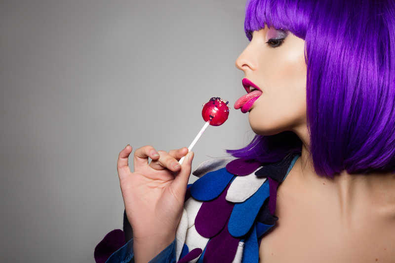 吃棒棒糖的紫发女孩
