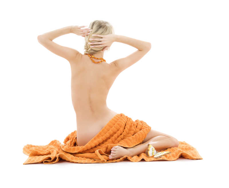 做水疗的女人和橙色毛巾