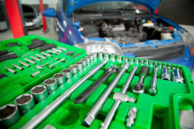 修理汽车用的摆满工具的绿色工具箱