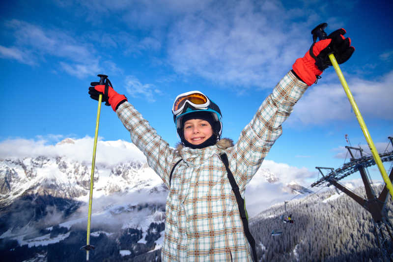 冬季滑雪的小女孩