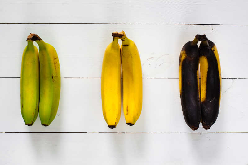 三种颜色的香蕉