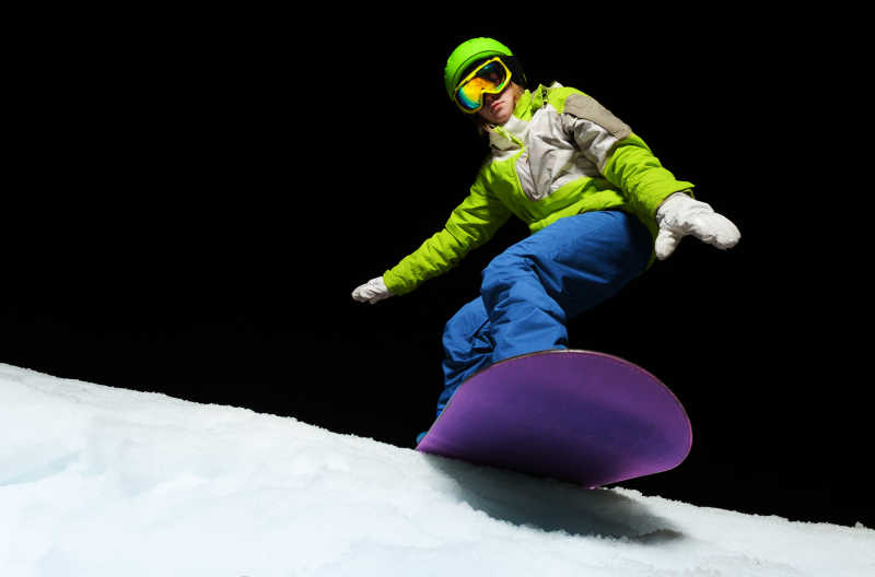滑雪板上用手平衡的年轻女子